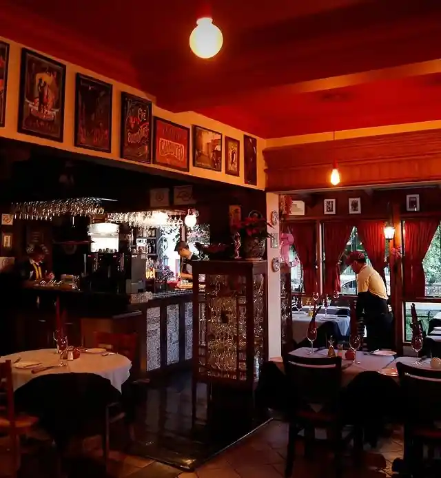 Ambiente interno elegante do Restaurante Libertango Campos do Jordão